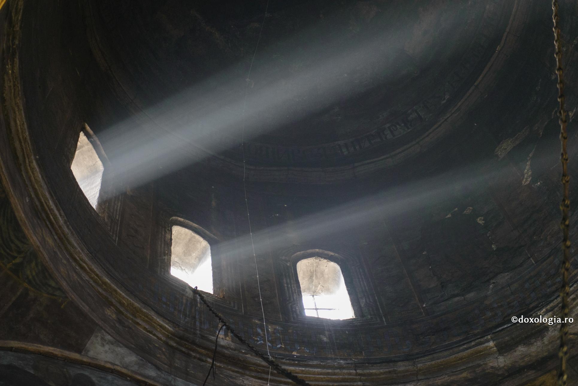 Numai în Lumină vedem praful așezat pe suflet