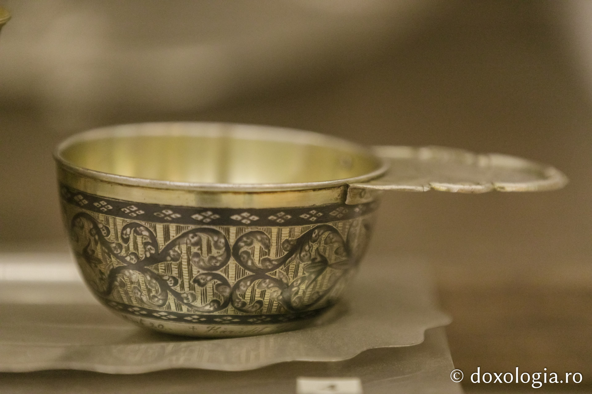 Exponatele lunii mai: Pahar pentru mir și vas pentru căldură