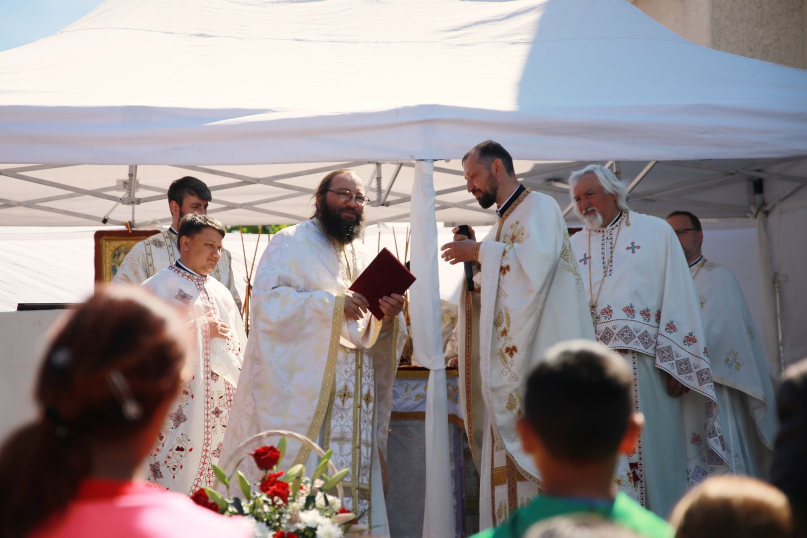 Slujbă arhierească în localitatea Crucea. IPS Teofan a binecuvântat centrul social al Parohiei „Sf. Voievozi”