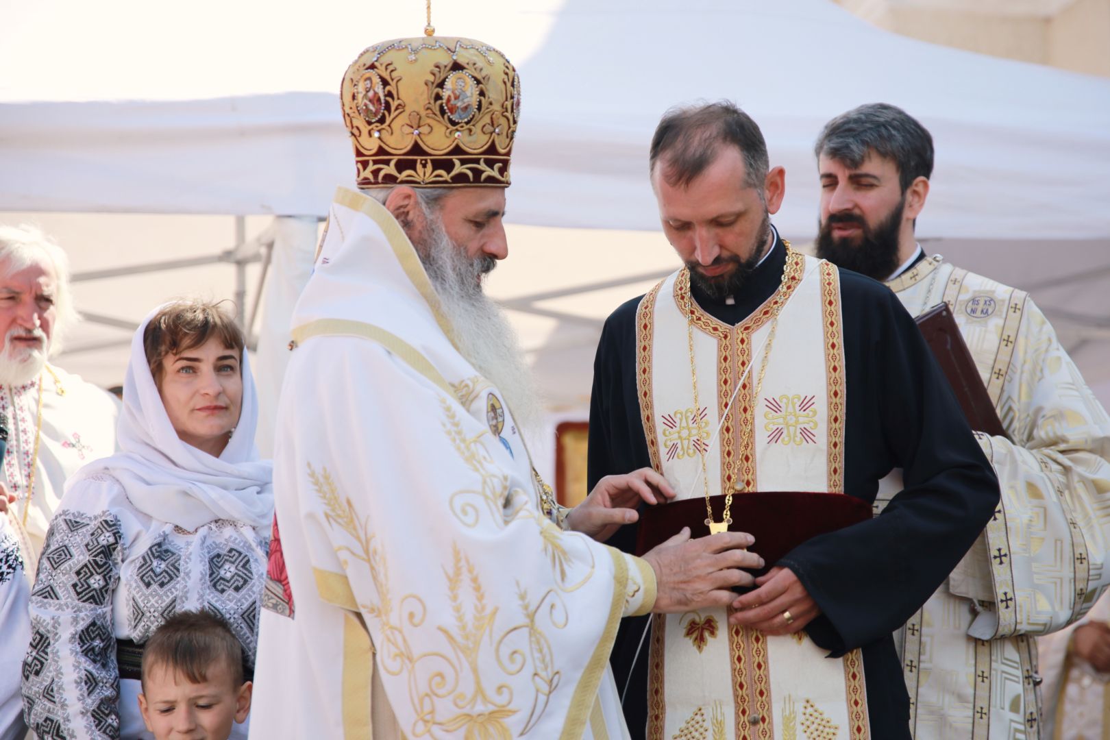 Slujbă arhierească în localitatea Crucea. IPS Teofan a binecuvântat centrul social al Parohiei „Sf. Voievozi”