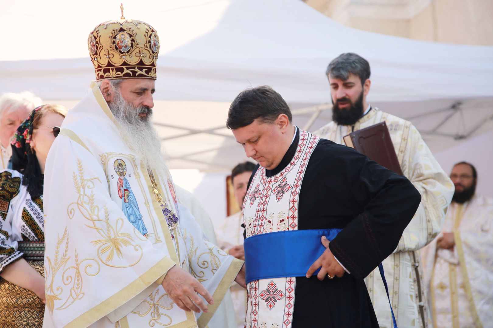 Slujbă arhierească în localitatea Crucea. IPS Teofan a binecuvântat centrul social al Parohiei „Sf. Voievozi”