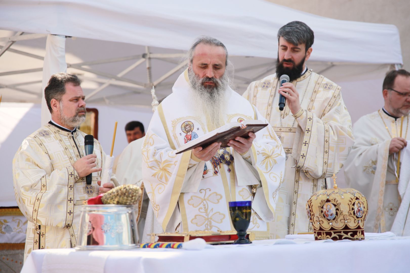 Slujbă arhierească în localitatea Crucea. IPS Teofan a binecuvântat centrul social al Parohiei „Sf. Voievozi”