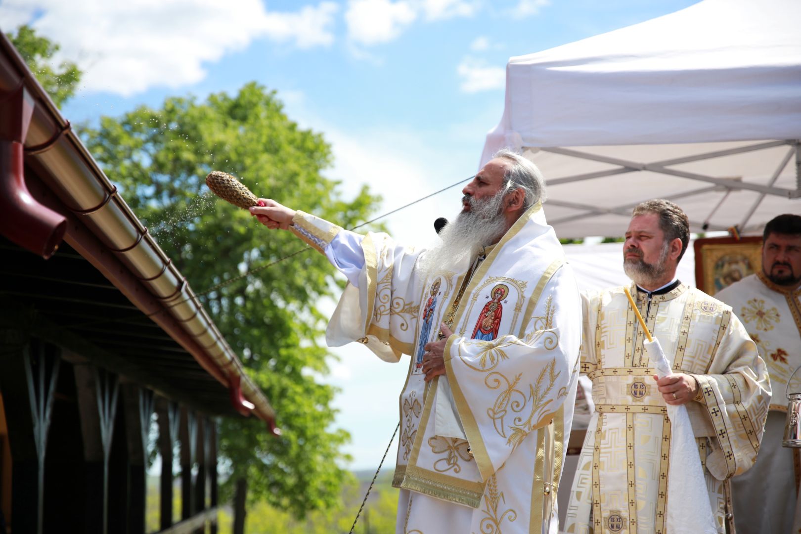 Slujbă arhierească în localitatea Crucea. IPS Teofan a binecuvântat centrul social al Parohiei „Sf. Voievozi”