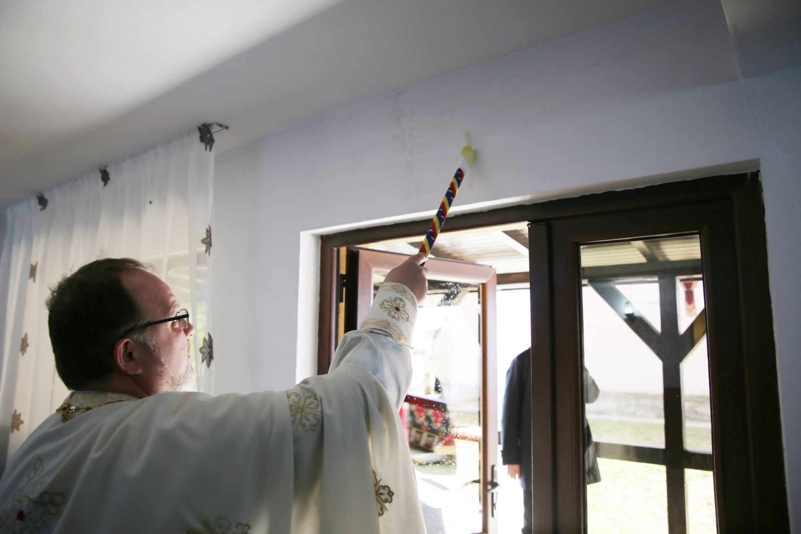 Slujbă arhierească în localitatea Crucea. IPS Teofan a binecuvântat centrul social al Parohiei „Sf. Voievozi”