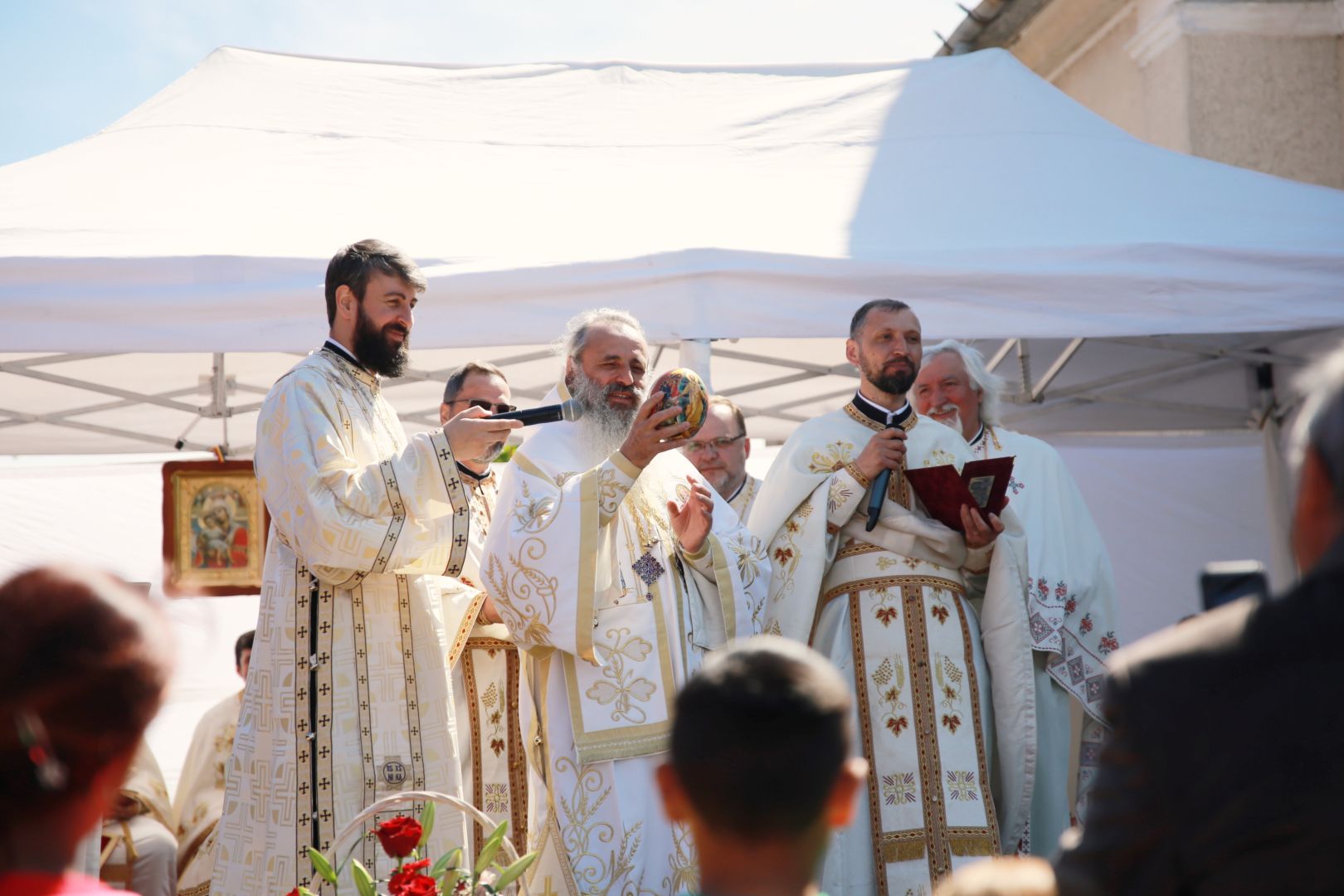Slujbă arhierească în localitatea Crucea. IPS Teofan a binecuvântat centrul social al Parohiei „Sf. Voievozi”