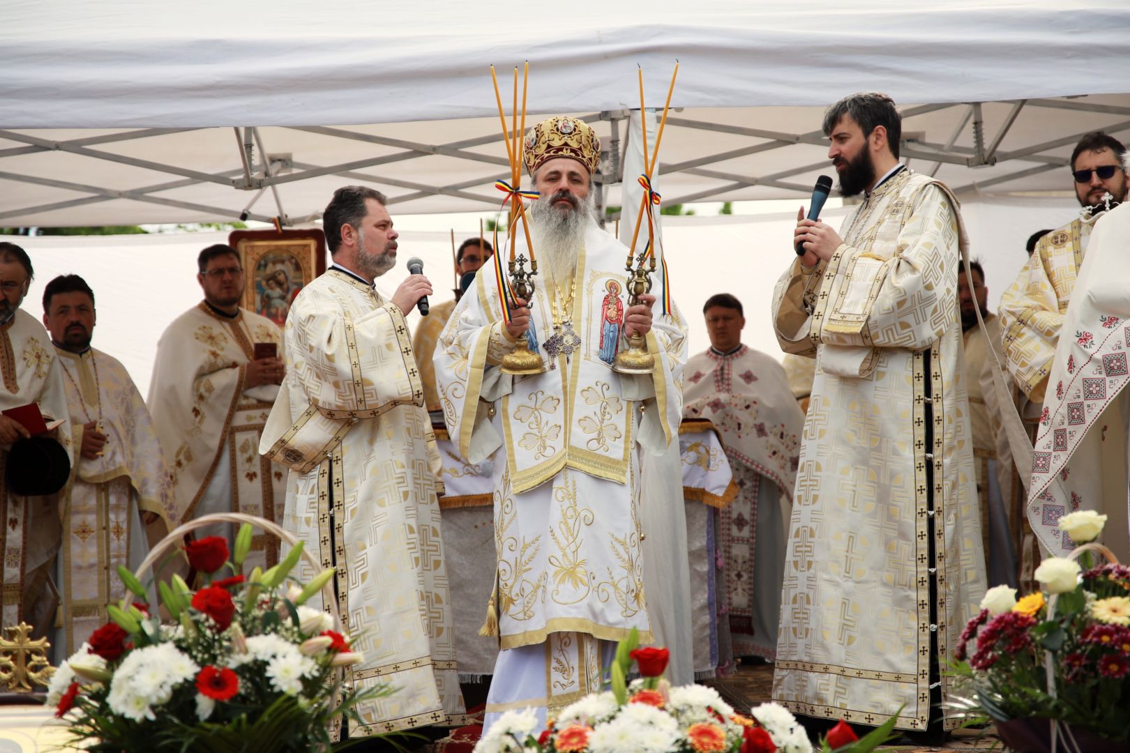 Slujbă arhierească în localitatea Crucea. IPS Teofan a binecuvântat centrul social al Parohiei „Sf. Voievozi”