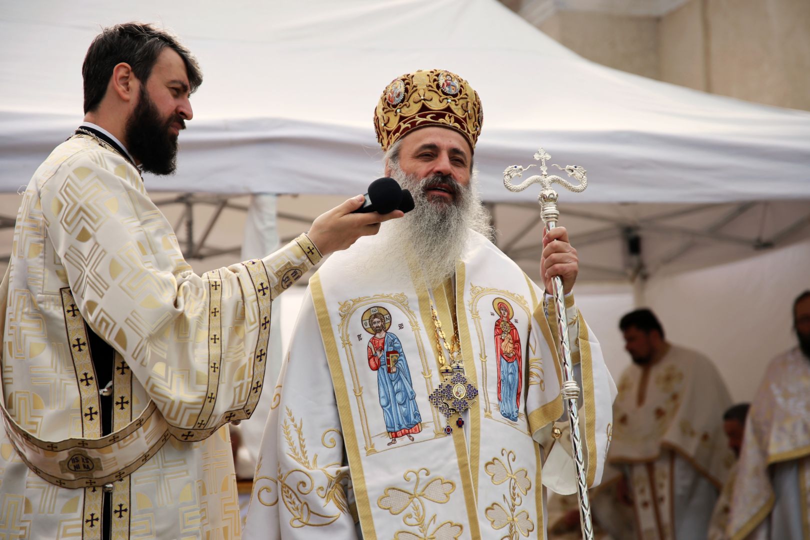 Slujbă arhierească în localitatea Crucea. IPS Teofan a binecuvântat centrul social al Parohiei „Sf. Voievozi”