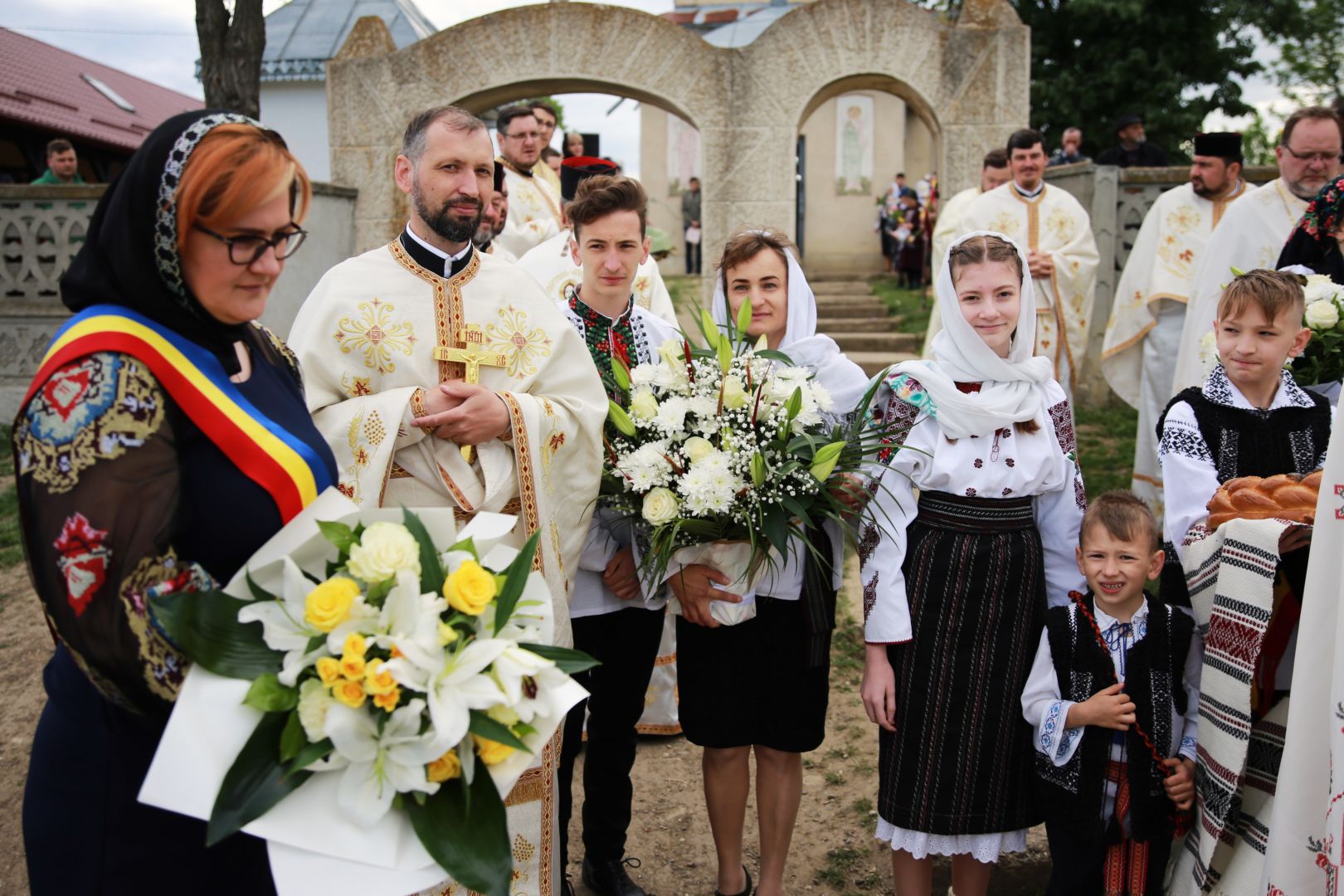 Slujbă arhierească în localitatea Crucea. IPS Teofan a binecuvântat centrul social al Parohiei „Sf. Voievozi”