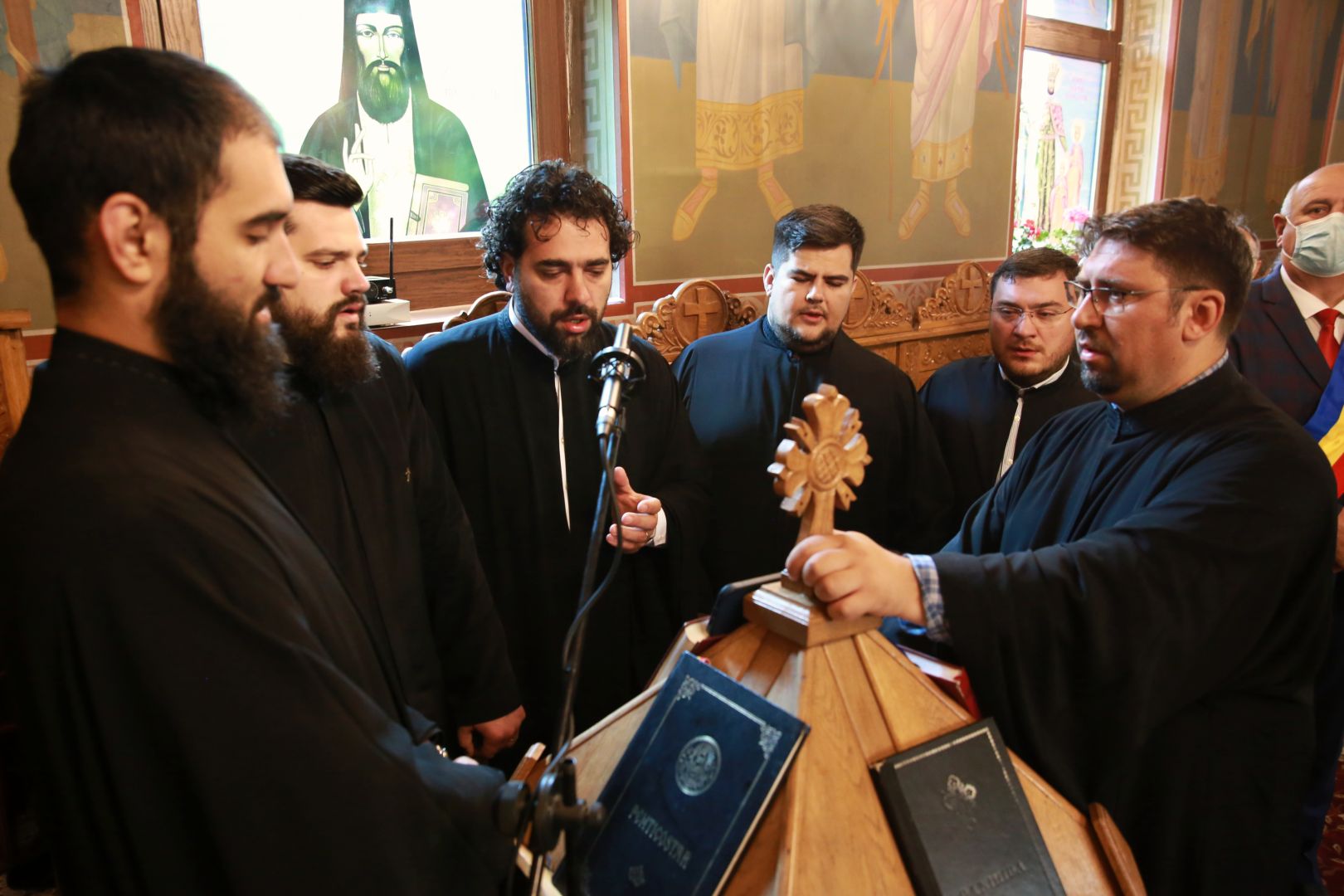 Ansamblul Parohiei Curături a fost binecuvântat de Părintele Mitropolit Teofan