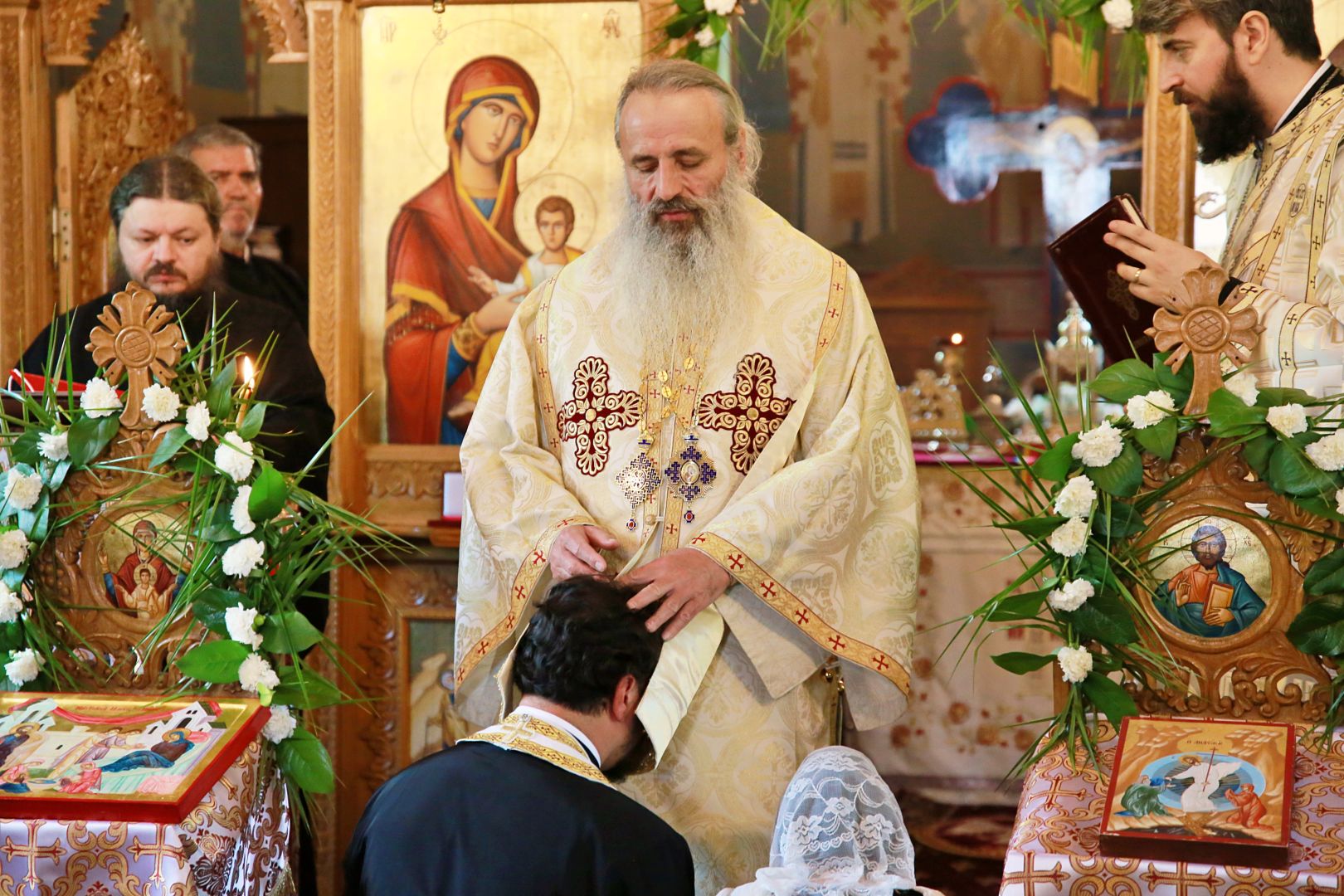 Ansamblul Parohiei Curături a fost binecuvântat de Părintele Mitropolit Teofan