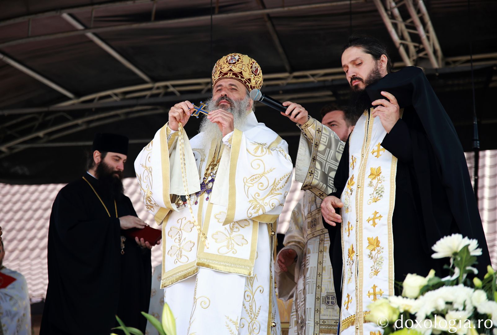 Părintele Mitropolit Teofan a sfințit primul sfânt locaș din acest an. Biserica Schitului „Sfântul Mina” Borlești-Mastacăn a primit haina cea nouă a sfințirii