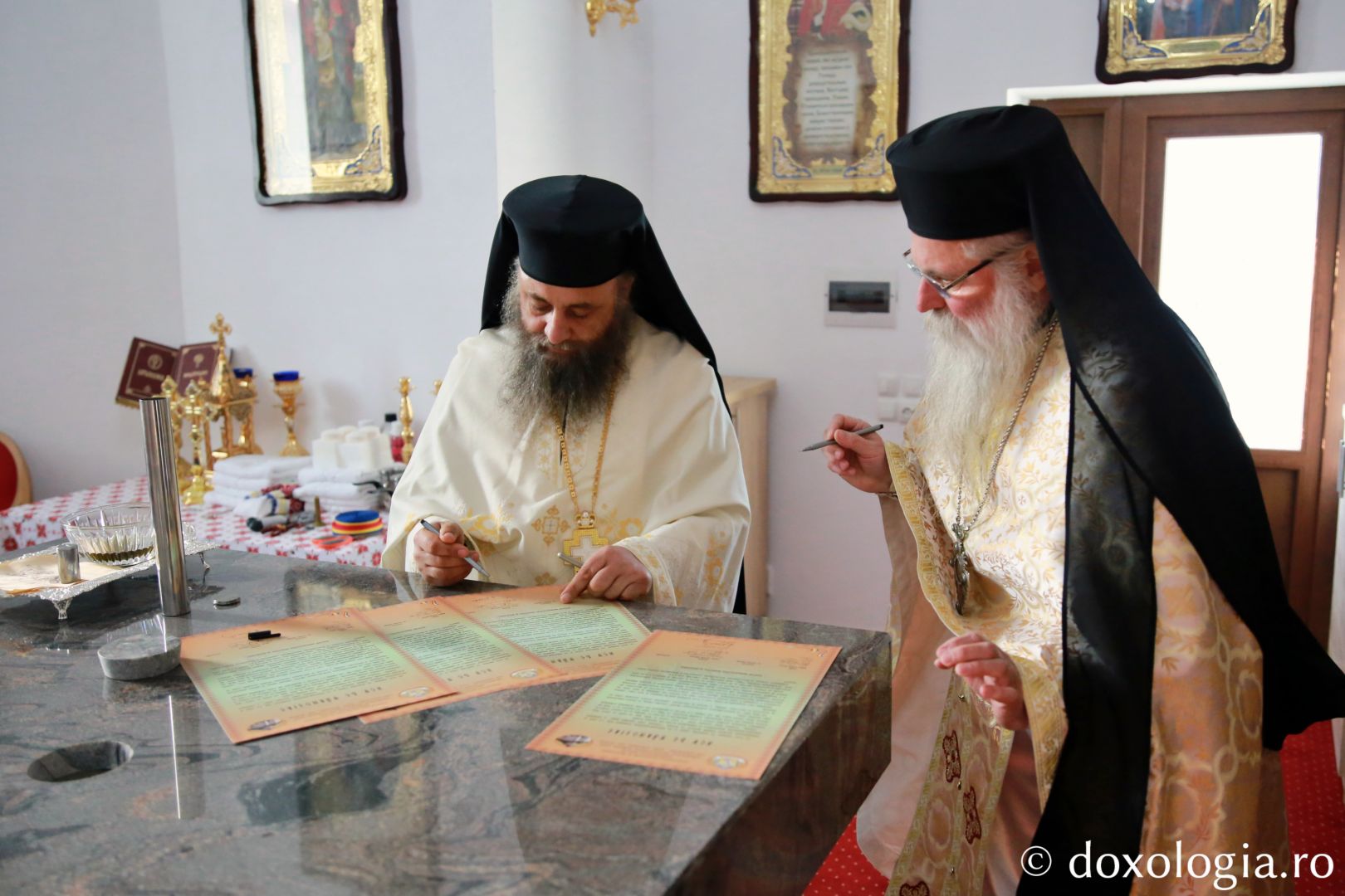 Părintele Mitropolit Teofan a sfințit primul sfânt locaș din acest an. Biserica Schitului „Sfântul Mina” Borlești-Mastacăn a primit haina cea nouă a sfințirii