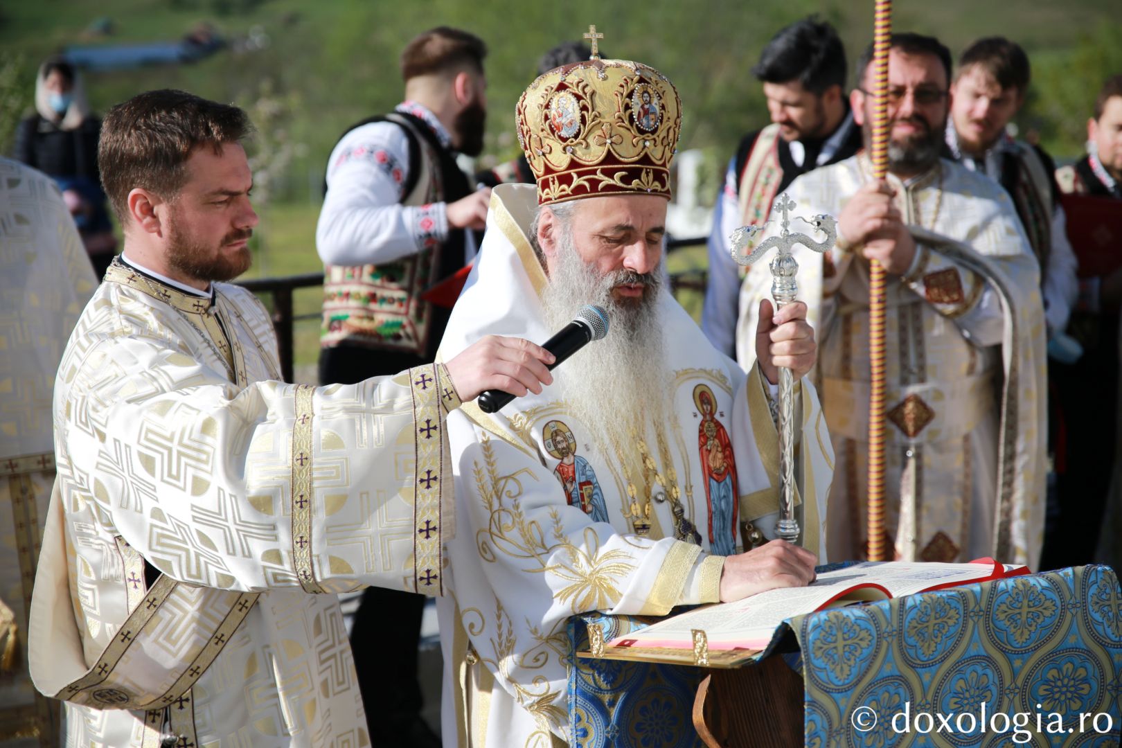 Părintele Mitropolit Teofan a sfințit primul sfânt locaș din acest an. Biserica Schitului „Sfântul Mina” Borlești-Mastacăn a primit haina cea nouă a sfințirii