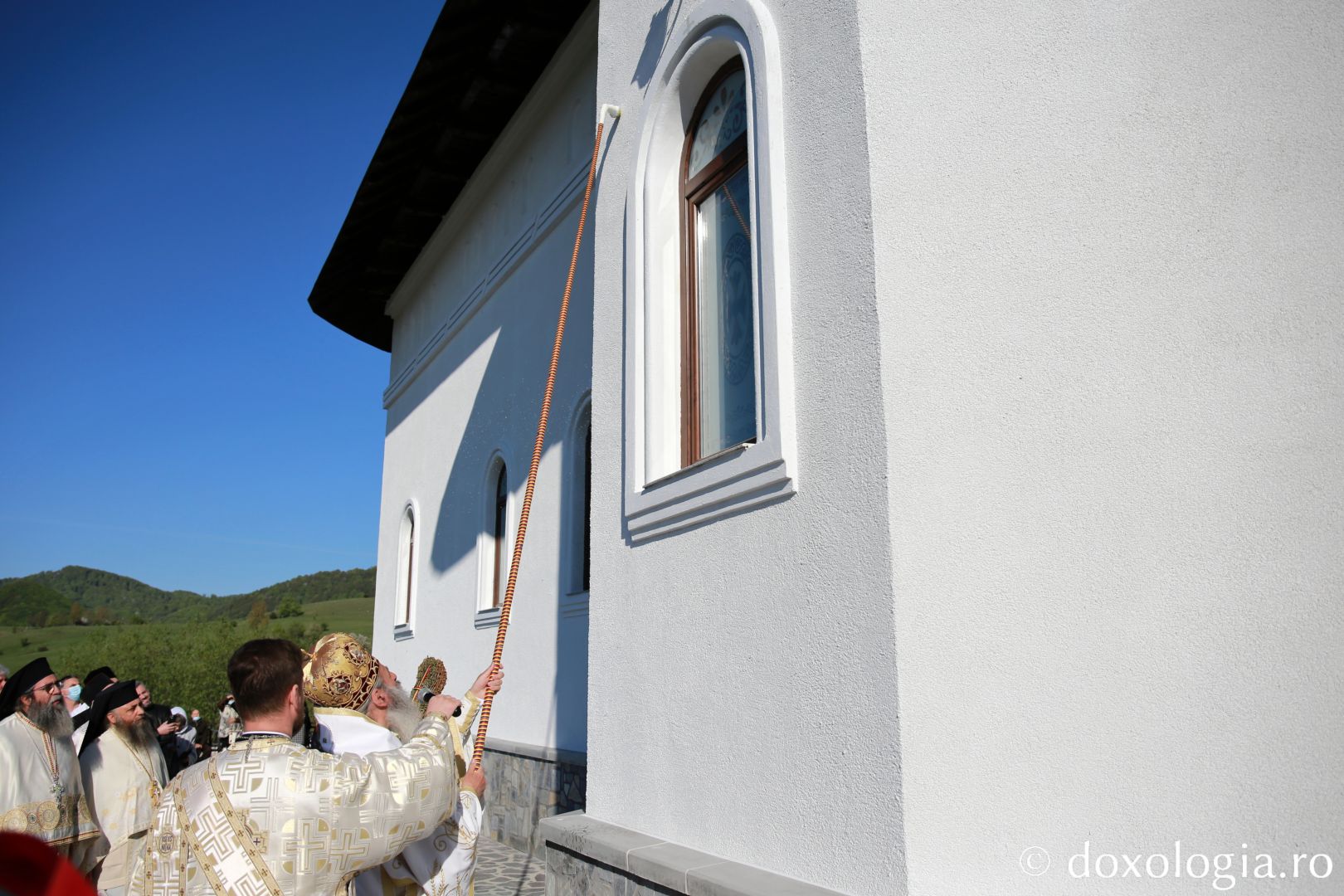 Părintele Mitropolit Teofan a sfințit primul sfânt locaș din acest an. Biserica Schitului „Sfântul Mina” Borlești-Mastacăn a primit haina cea nouă a sfințirii