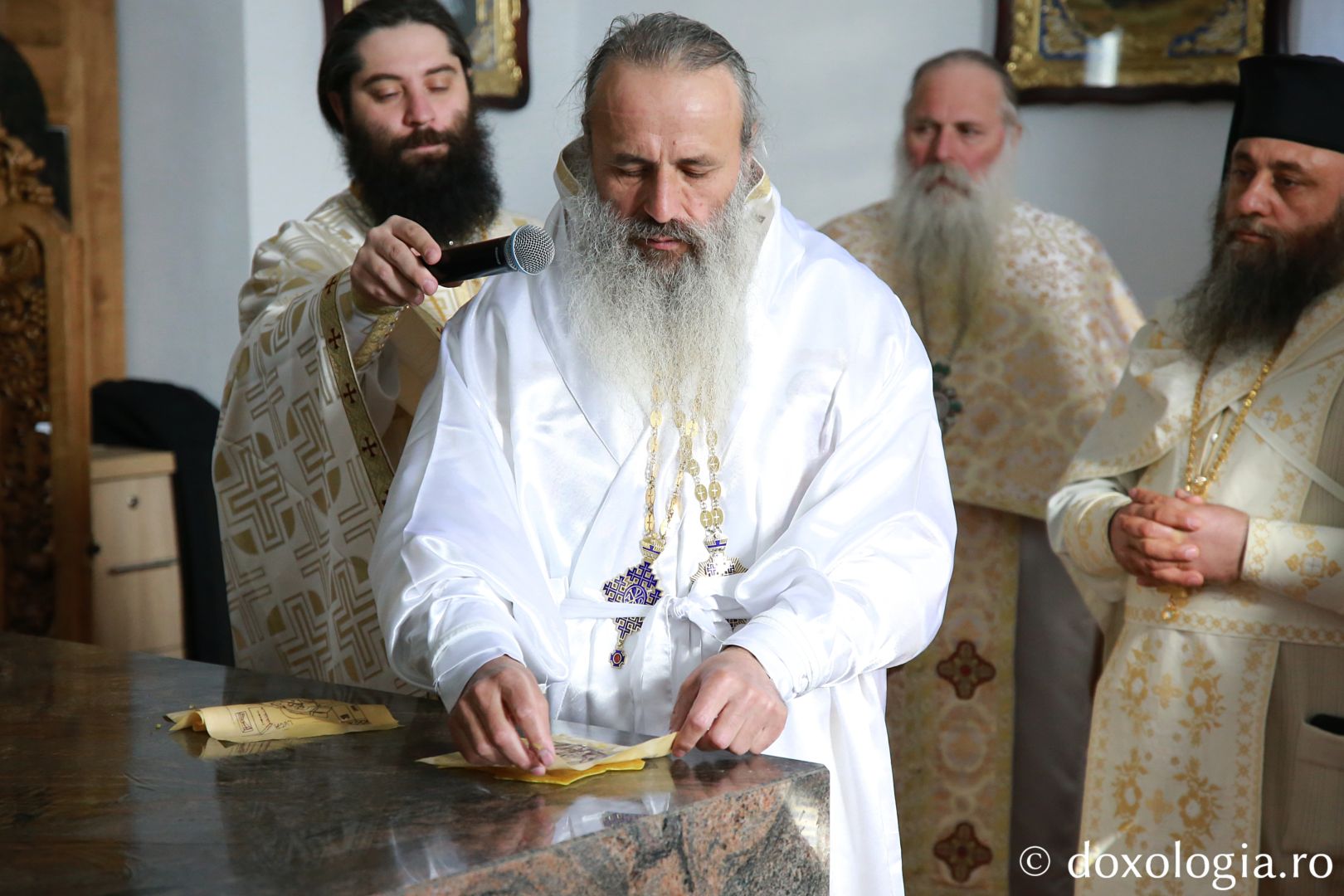 Părintele Mitropolit Teofan a sfințit primul sfânt locaș din acest an. Biserica Schitului „Sfântul Mina” Borlești-Mastacăn a primit haina cea nouă a sfințirii