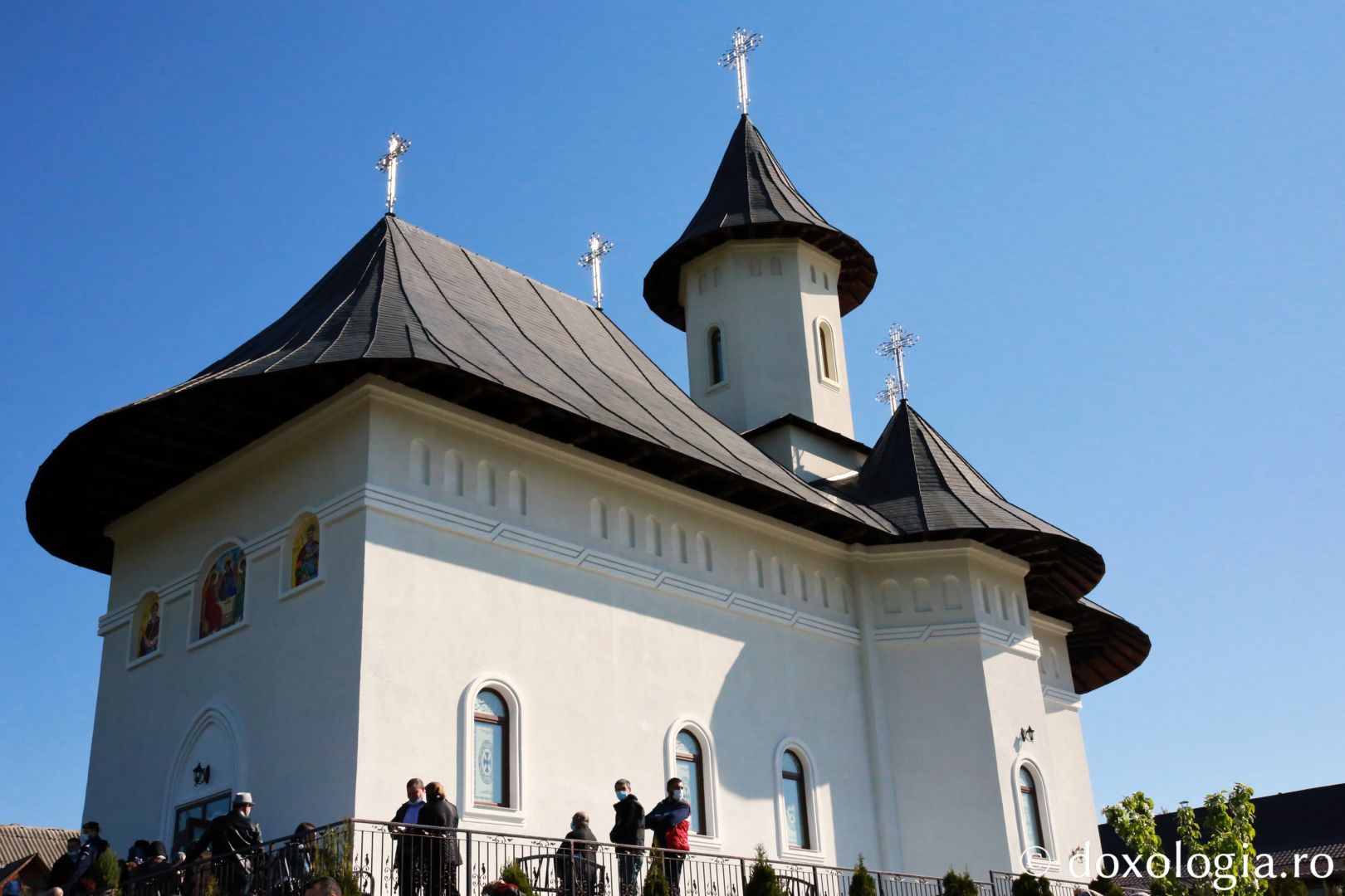 Părintele Mitropolit Teofan a sfințit primul sfânt locaș din acest an. Biserica Schitului „Sfântul Mina” Borlești-Mastacăn a primit haina cea nouă a sfințirii