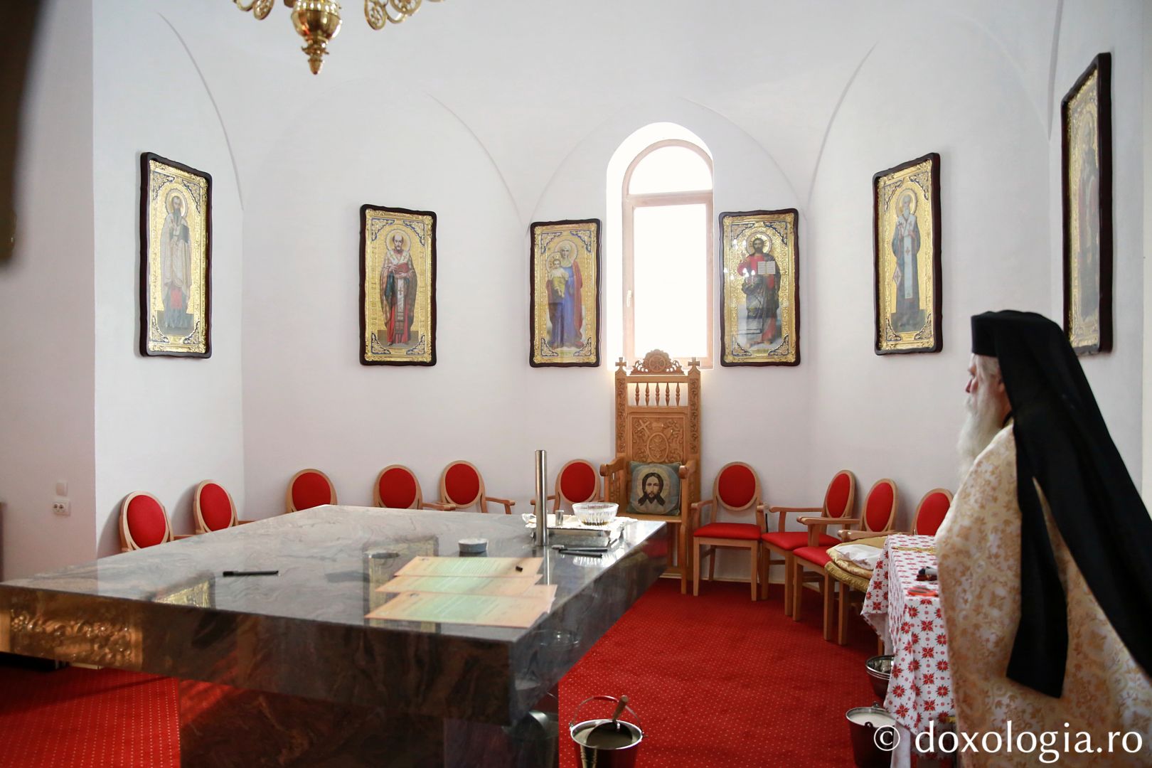 Părintele Mitropolit Teofan a sfințit primul sfânt locaș din acest an. Biserica Schitului „Sfântul Mina” Borlești-Mastacăn a primit haina cea nouă a sfințirii