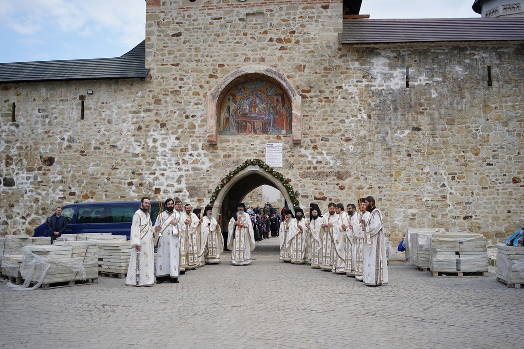 Slujire arhierească și procesiune la hramul Mănăstirii Bistrița: „În Maica Domnului s-a împlinit dorul lui Dumnezeu pentru om”