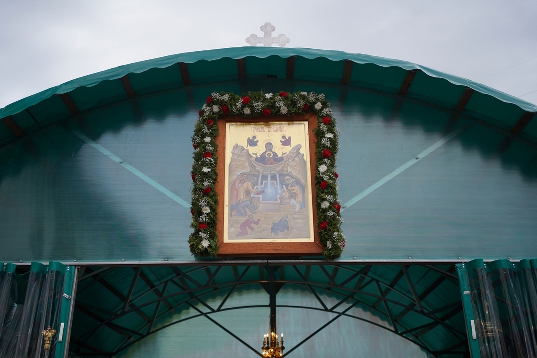 Slujire arhierească și procesiune la hramul Mănăstirii Bistrița: „În Maica Domnului s-a împlinit dorul lui Dumnezeu pentru om”