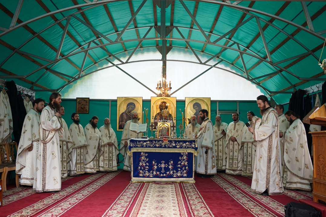 Slujire arhierească și procesiune la hramul Mănăstirii Bistrița: „În Maica Domnului s-a împlinit dorul lui Dumnezeu pentru om”