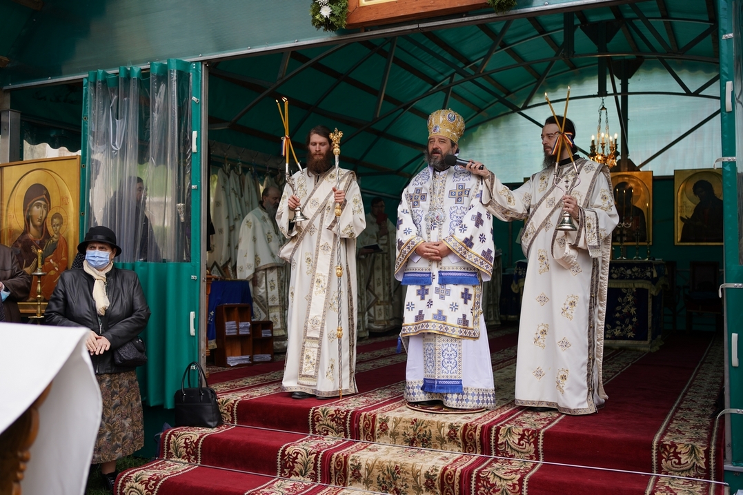 Slujire arhierească și procesiune la hramul Mănăstirii Bistrița: „În Maica Domnului s-a împlinit dorul lui Dumnezeu pentru om”