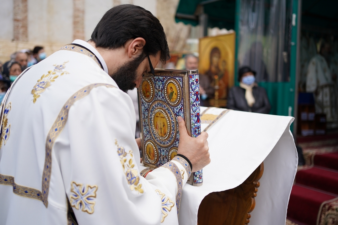Slujire arhierească și procesiune la hramul Mănăstirii Bistrița: „În Maica Domnului s-a împlinit dorul lui Dumnezeu pentru om”
