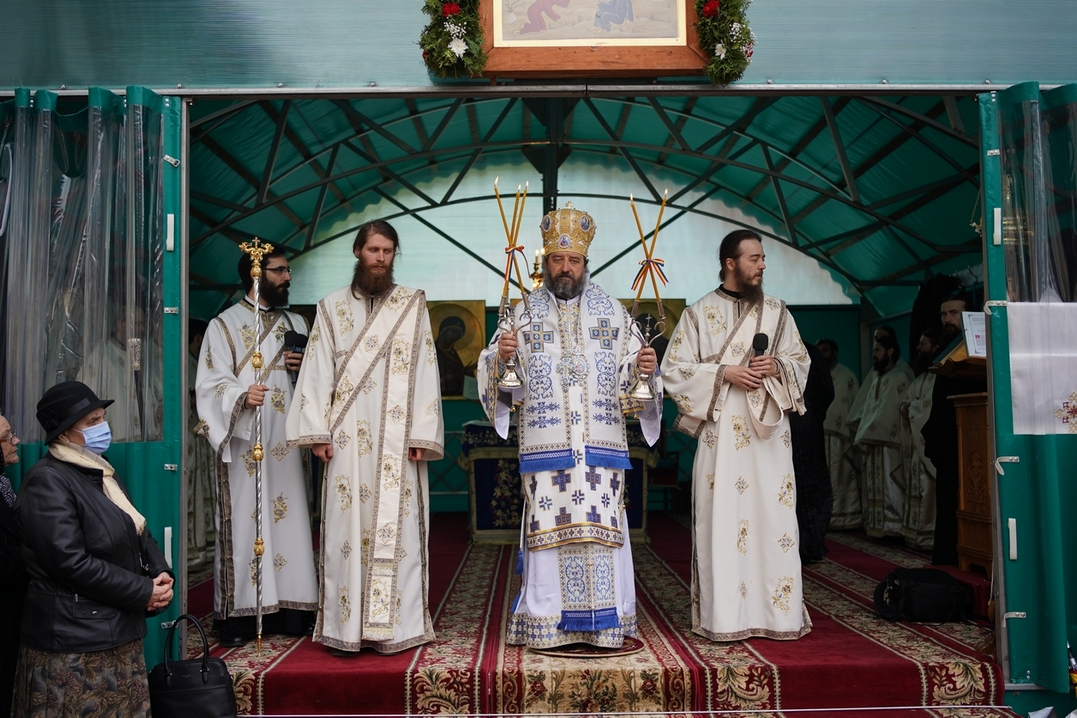 Slujire arhierească și procesiune la hramul Mănăstirii Bistrița: „În Maica Domnului s-a împlinit dorul lui Dumnezeu pentru om”