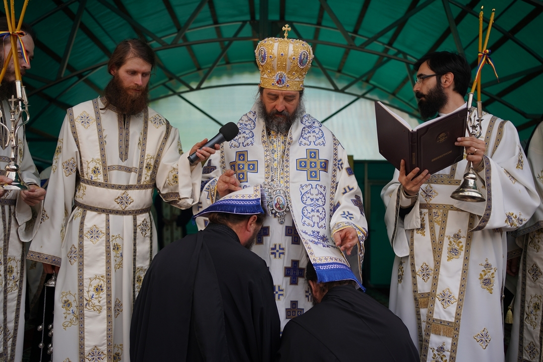 Slujire arhierească și procesiune la hramul Mănăstirii Bistrița: „În Maica Domnului s-a împlinit dorul lui Dumnezeu pentru om”
