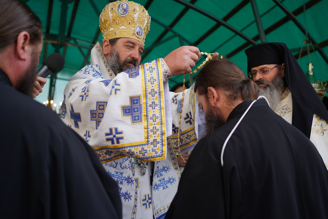 Slujire arhierească și procesiune la hramul Mănăstirii Bistrița: „În Maica Domnului s-a împlinit dorul lui Dumnezeu pentru om”