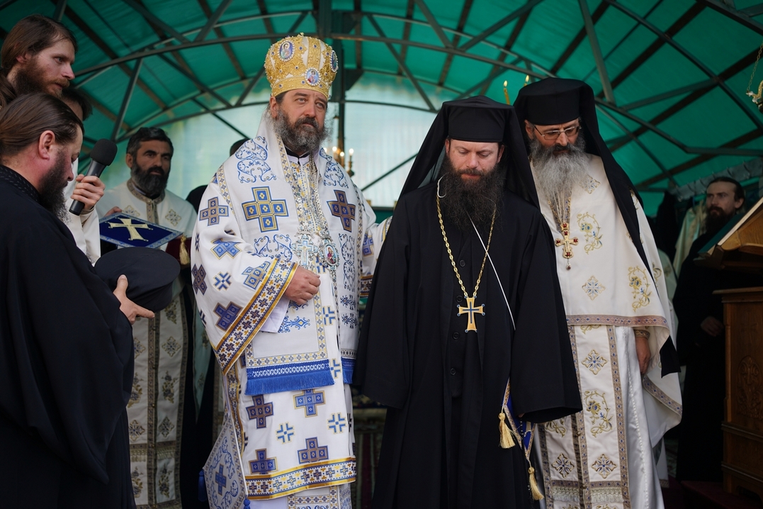 Slujire arhierească și procesiune la hramul Mănăstirii Bistrița: „În Maica Domnului s-a împlinit dorul lui Dumnezeu pentru om”