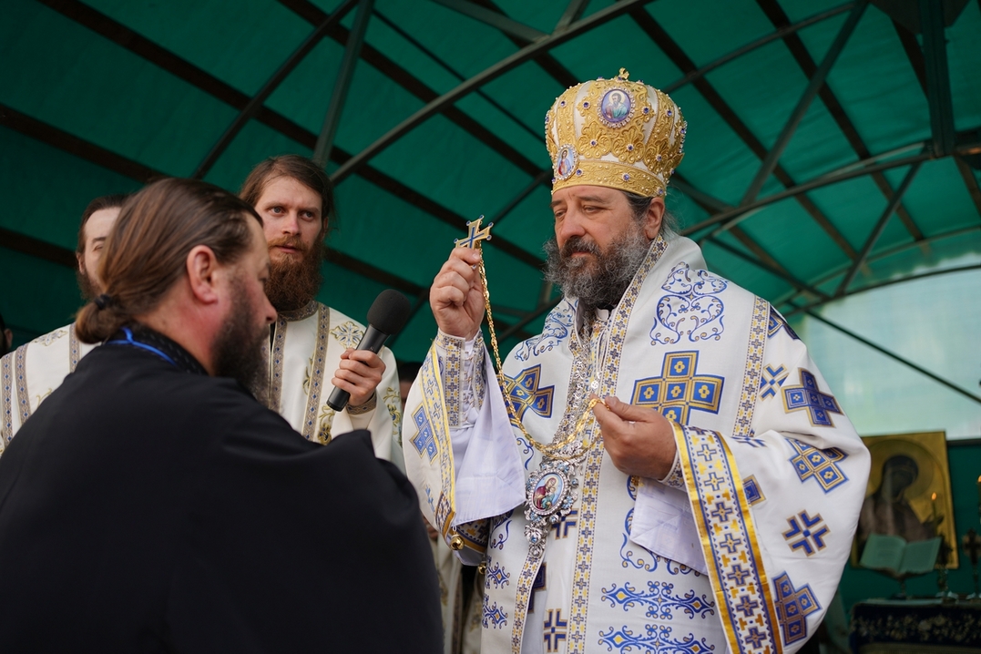 Slujire arhierească și procesiune la hramul Mănăstirii Bistrița: „În Maica Domnului s-a împlinit dorul lui Dumnezeu pentru om”