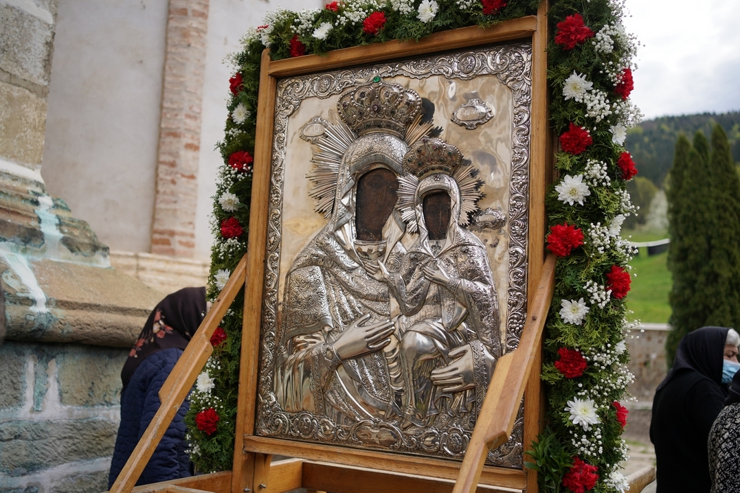 Slujire arhierească și procesiune la hramul Mănăstirii Bistrița: „În Maica Domnului s-a împlinit dorul lui Dumnezeu pentru om”