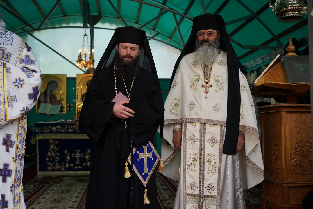 Slujire arhierească și procesiune la hramul Mănăstirii Bistrița: „În Maica Domnului s-a împlinit dorul lui Dumnezeu pentru om”