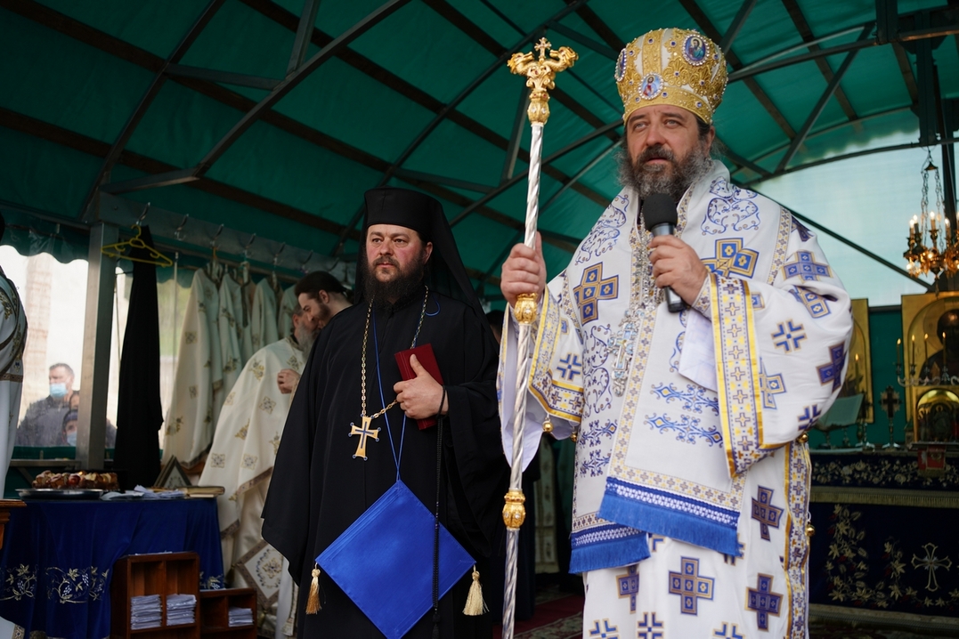 Slujire arhierească și procesiune la hramul Mănăstirii Bistrița: „În Maica Domnului s-a împlinit dorul lui Dumnezeu pentru om”