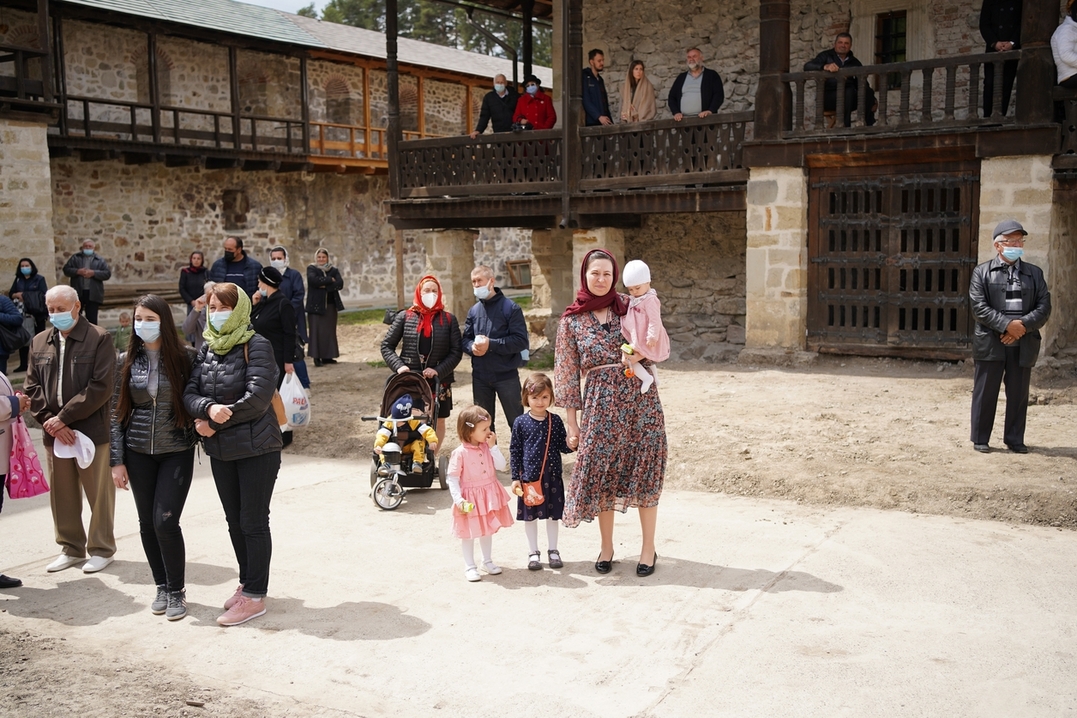 Slujire arhierească și procesiune la hramul Mănăstirii Bistrița: „În Maica Domnului s-a împlinit dorul lui Dumnezeu pentru om”