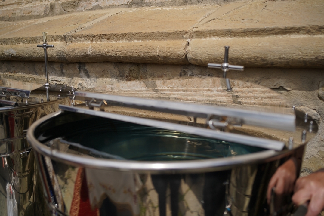 Slujire arhierească și procesiune la hramul Mănăstirii Bistrița: „În Maica Domnului s-a împlinit dorul lui Dumnezeu pentru om”