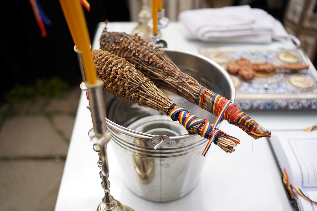 Slujire arhierească și procesiune la hramul Mănăstirii Bistrița: „În Maica Domnului s-a împlinit dorul lui Dumnezeu pentru om”