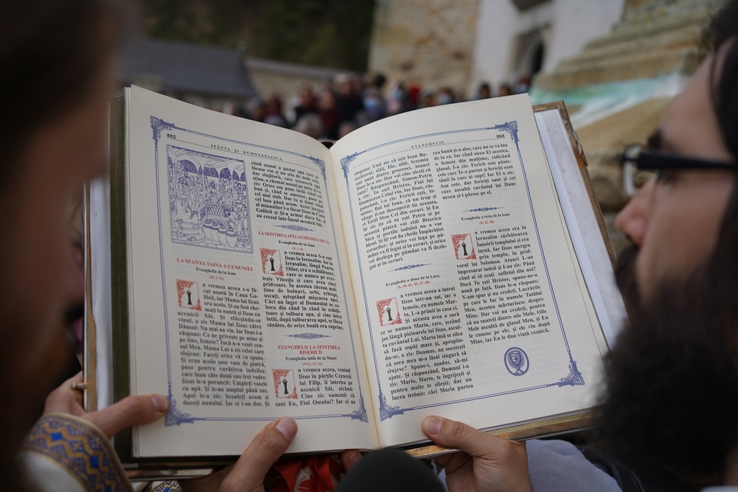 Slujire arhierească și procesiune la hramul Mănăstirii Bistrița: „În Maica Domnului s-a împlinit dorul lui Dumnezeu pentru om”