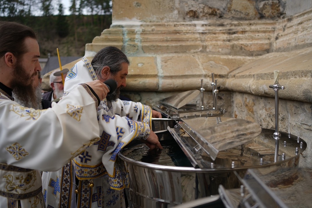 Slujire arhierească și procesiune la hramul Mănăstirii Bistrița: „În Maica Domnului s-a împlinit dorul lui Dumnezeu pentru om”