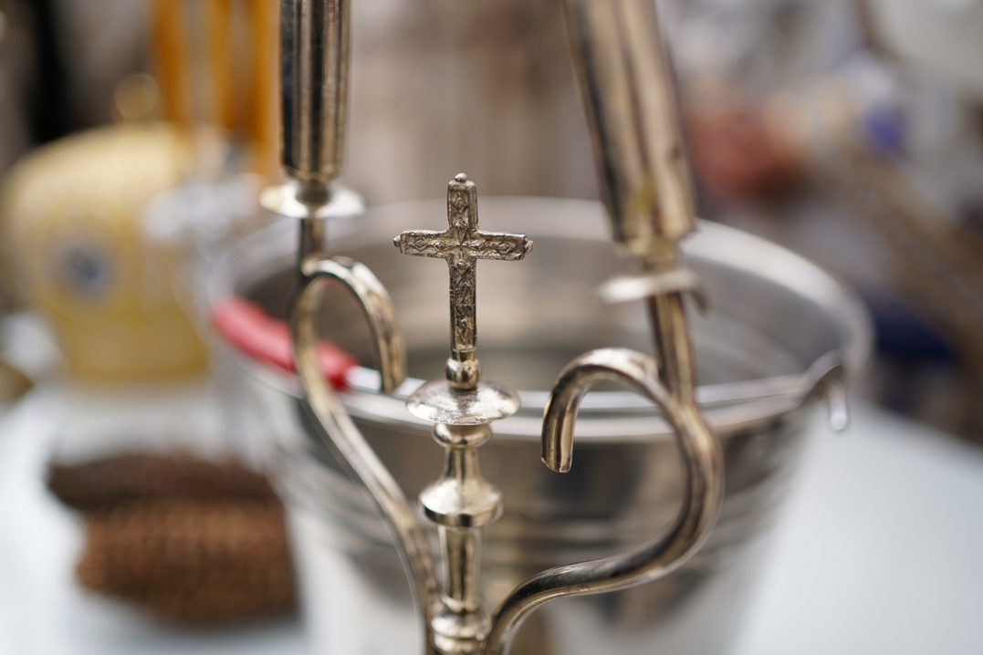 Slujire arhierească și procesiune la hramul Mănăstirii Bistrița: „În Maica Domnului s-a împlinit dorul lui Dumnezeu pentru om”