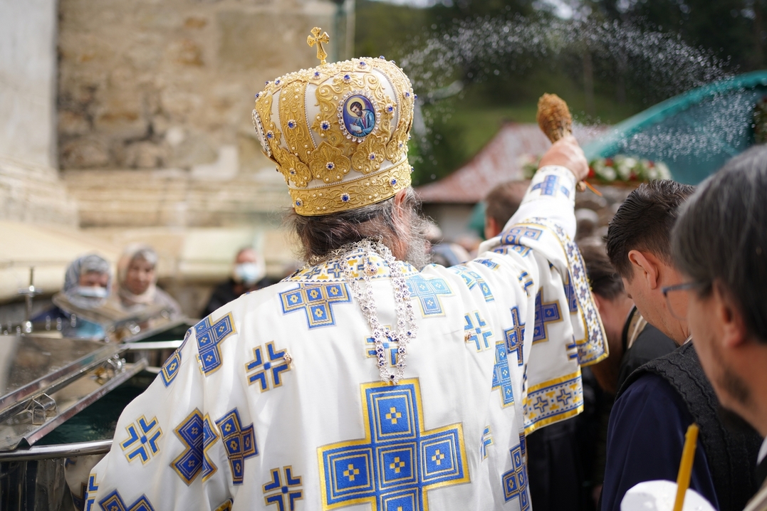 Slujire arhierească și procesiune la hramul Mănăstirii Bistrița: „În Maica Domnului s-a împlinit dorul lui Dumnezeu pentru om”