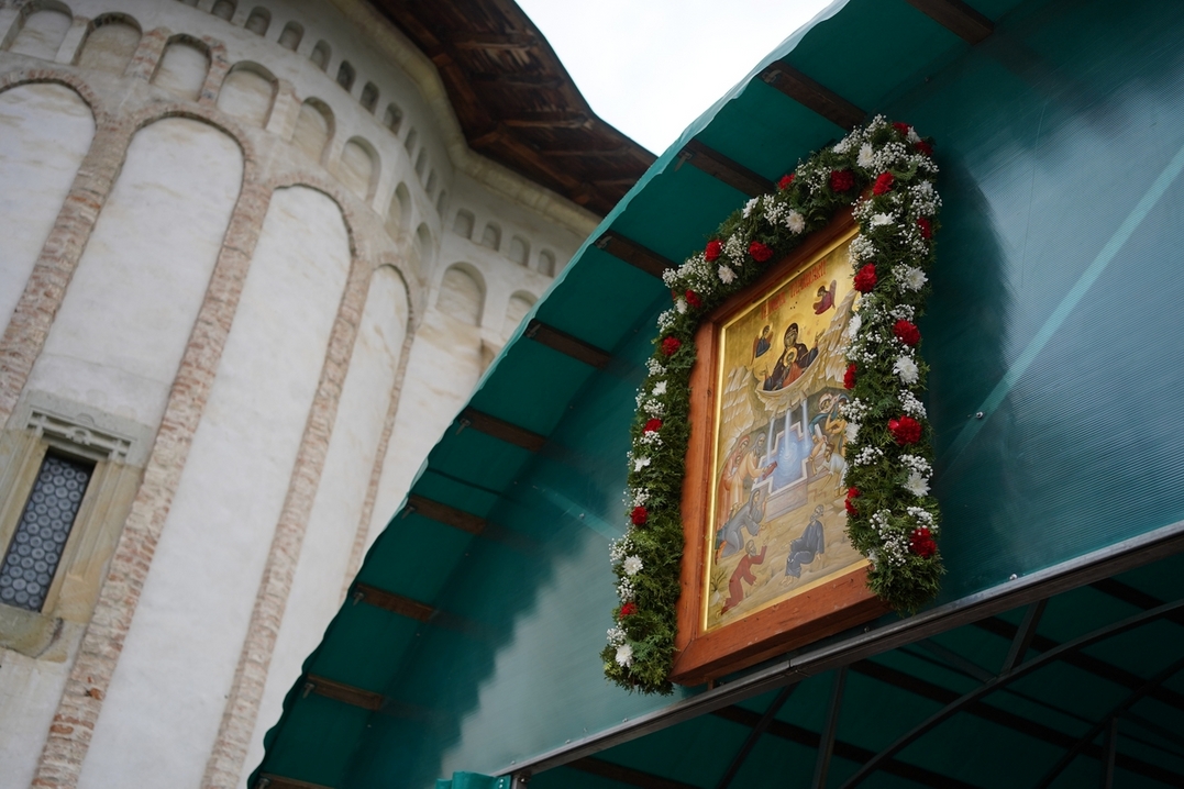 Slujire arhierească și procesiune la hramul Mănăstirii Bistrița: „În Maica Domnului s-a împlinit dorul lui Dumnezeu pentru om”