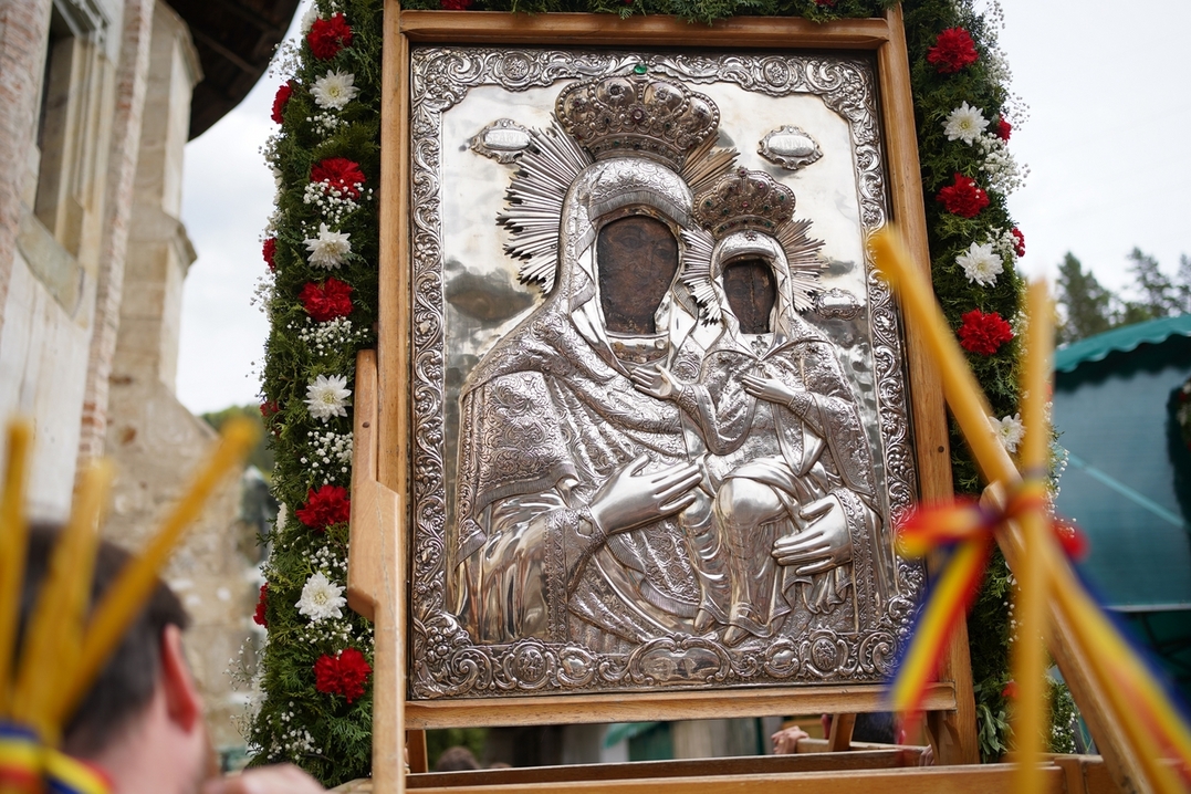 Slujire arhierească și procesiune la hramul Mănăstirii Bistrița: „În Maica Domnului s-a împlinit dorul lui Dumnezeu pentru om”