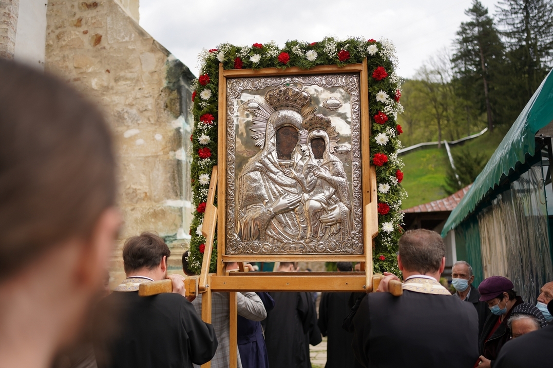 Slujire arhierească și procesiune la hramul Mănăstirii Bistrița: „În Maica Domnului s-a împlinit dorul lui Dumnezeu pentru om”