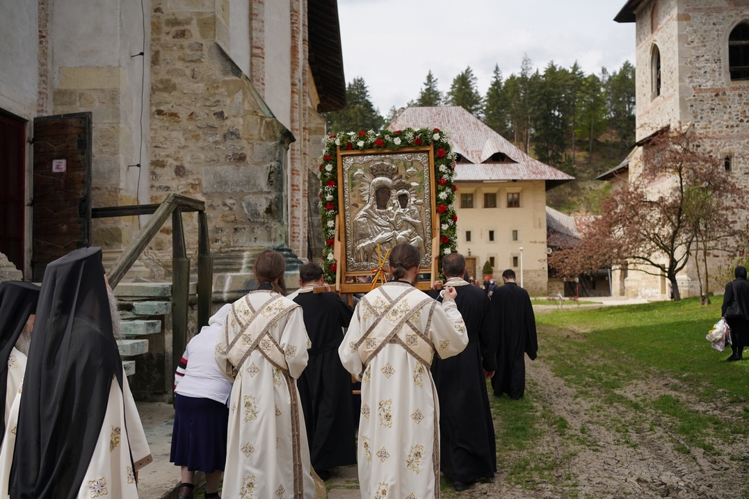 Slujire arhierească și procesiune la hramul Mănăstirii Bistrița: „În Maica Domnului s-a împlinit dorul lui Dumnezeu pentru om”