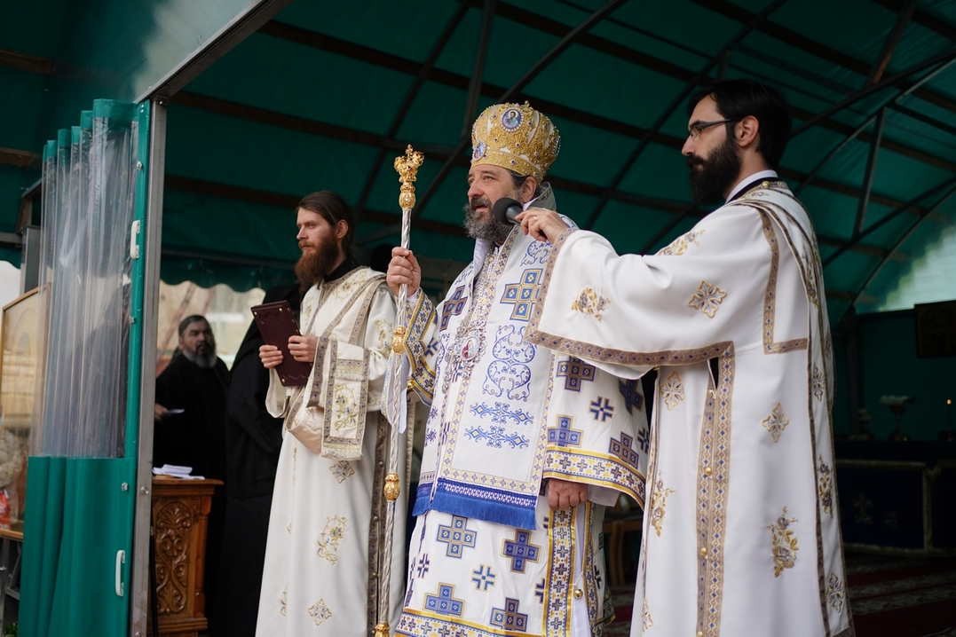 Slujire arhierească și procesiune la hramul Mănăstirii Bistrița: „În Maica Domnului s-a împlinit dorul lui Dumnezeu pentru om”