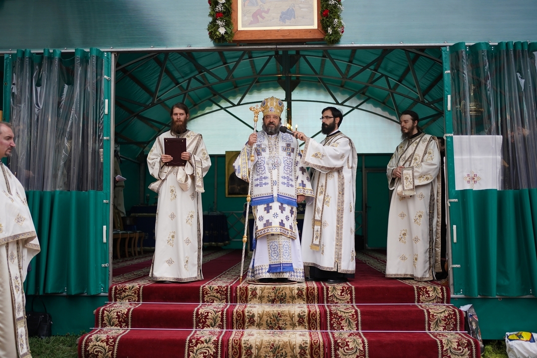 Slujire arhierească și procesiune la hramul Mănăstirii Bistrița: „În Maica Domnului s-a împlinit dorul lui Dumnezeu pentru om”