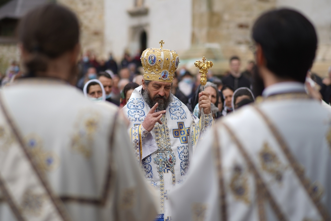 Slujire arhierească și procesiune la hramul Mănăstirii Bistrița: „În Maica Domnului s-a împlinit dorul lui Dumnezeu pentru om”