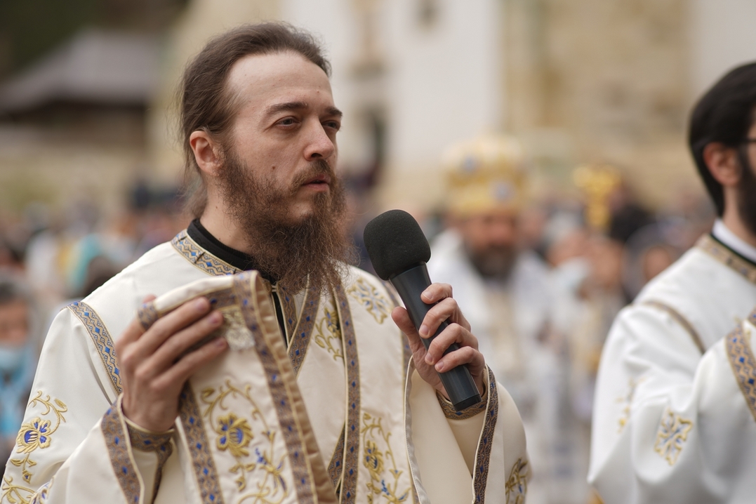Slujire arhierească și procesiune la hramul Mănăstirii Bistrița: „În Maica Domnului s-a împlinit dorul lui Dumnezeu pentru om”