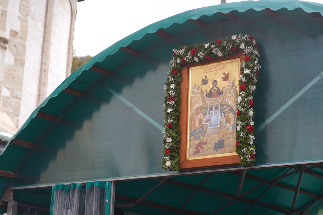 Slujire arhierească și procesiune la hramul Mănăstirii Bistrița: „În Maica Domnului s-a împlinit dorul lui Dumnezeu pentru om”